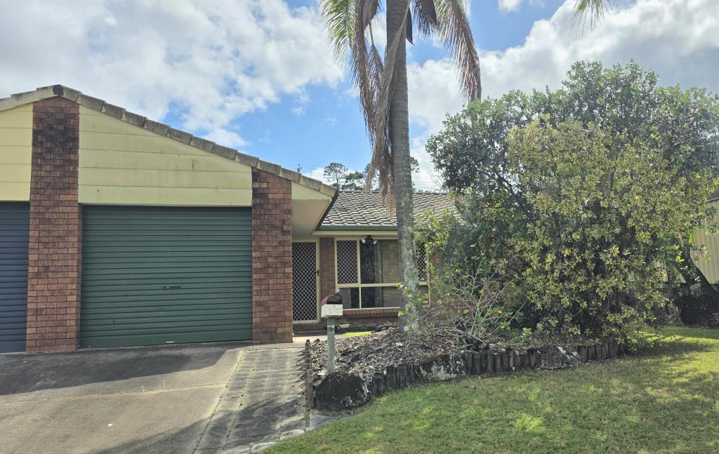 1/11 ORKNEY PL, LABRADOR, QLD 4215