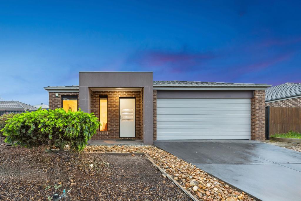 40 VICTORIA PL, PAKENHAM, VIC 3810