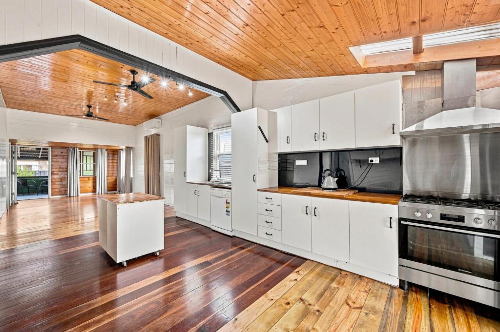 28 Bates St, Svensson Heights, QLD 4670