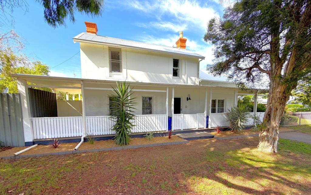 98 RUSSELL ST, DENILIQUIN, NSW 2710