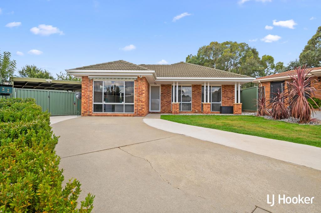 37 Thornhill Cres, Dunlop, ACT 2615