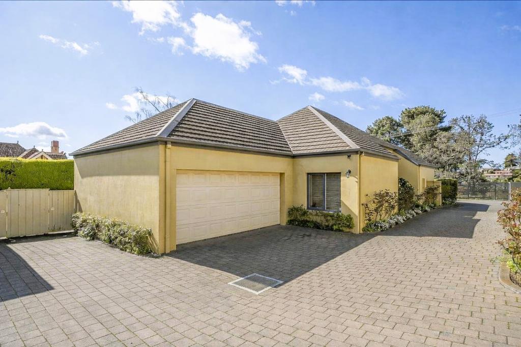 2/2 FISHER LANE, SANDY BAY, TAS 7005