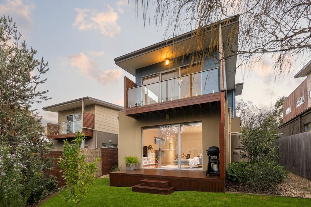 2/3 MOONAH PL, TORQUAY, VIC 3228