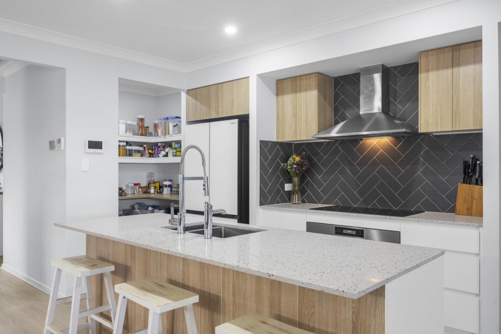 6 Canning Cres, Nirimba, QLD 4551