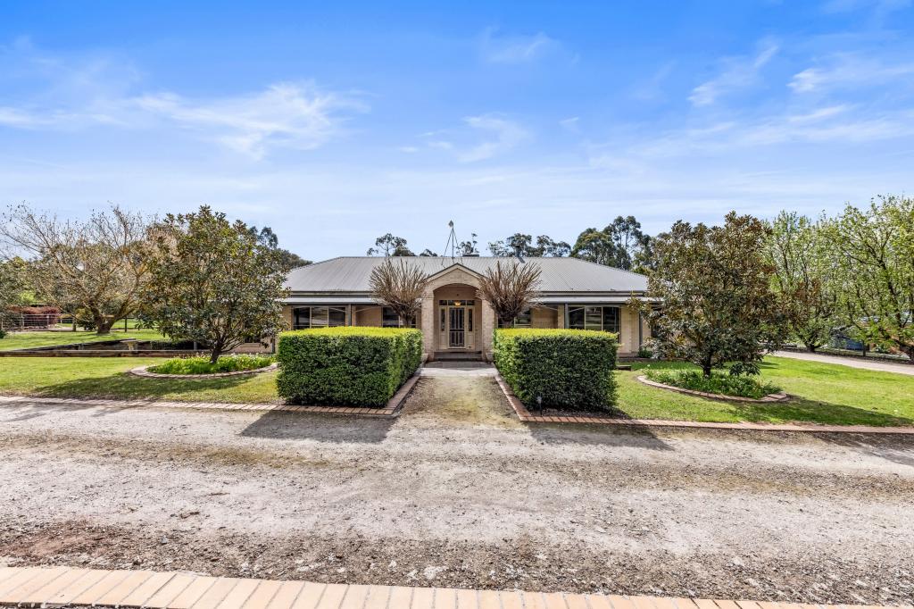 4 Hague Ct, Drouin, VIC 3818