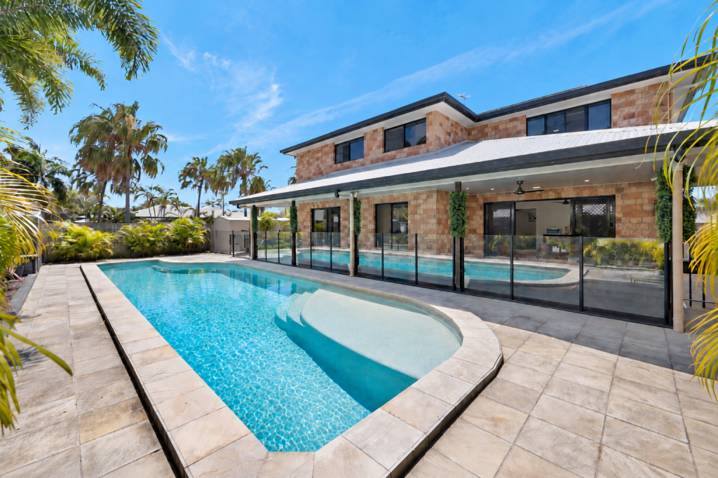 2 FRIARBIRD AVE, BLACKS BEACH, QLD 4740