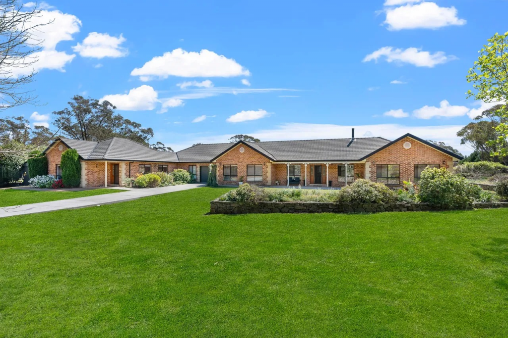 4 BIGNONIA ST, COLO VALE, NSW 2575