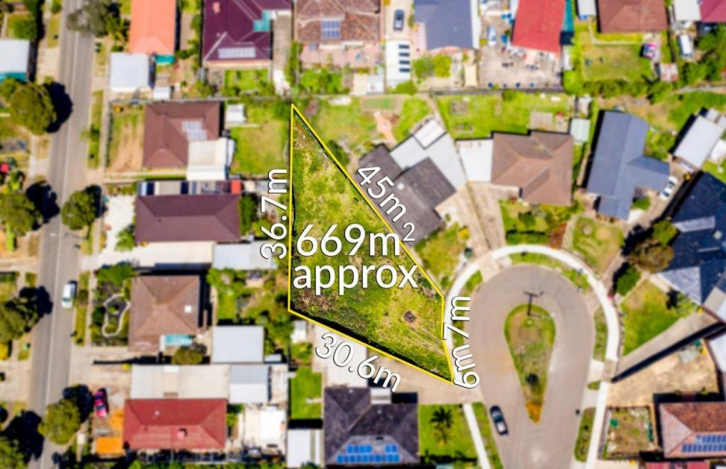 12 LAMBOLLE CT, ST ALBANS, VIC 3021