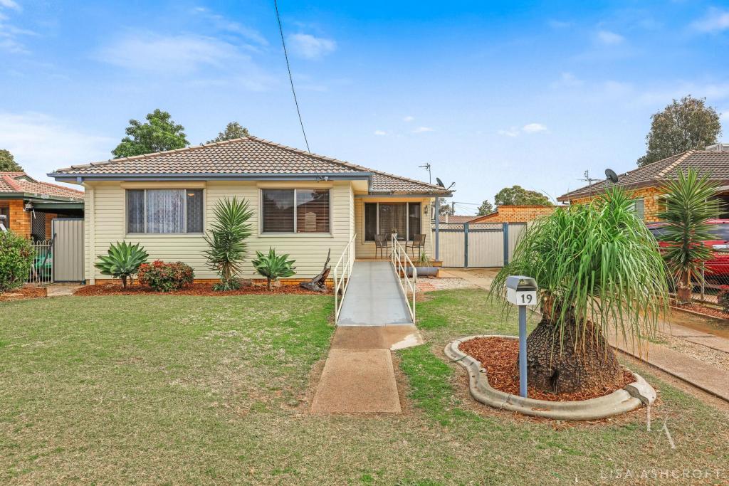 19 RIDGE ST, WEST TAMWORTH, NSW 2340