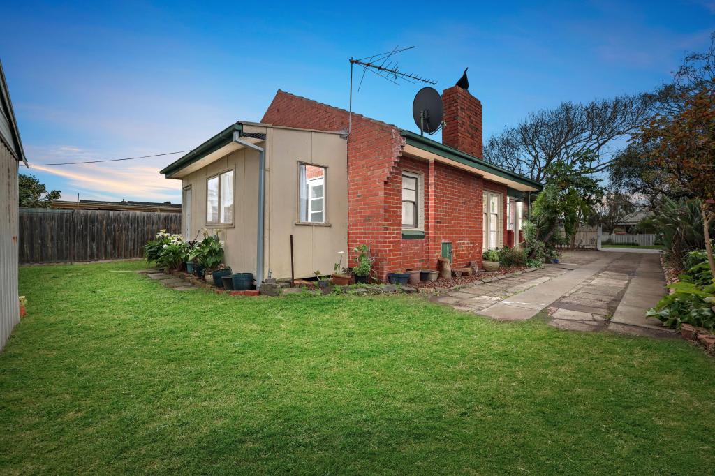 18 Robinsons Rd, Seaford, VIC 3198