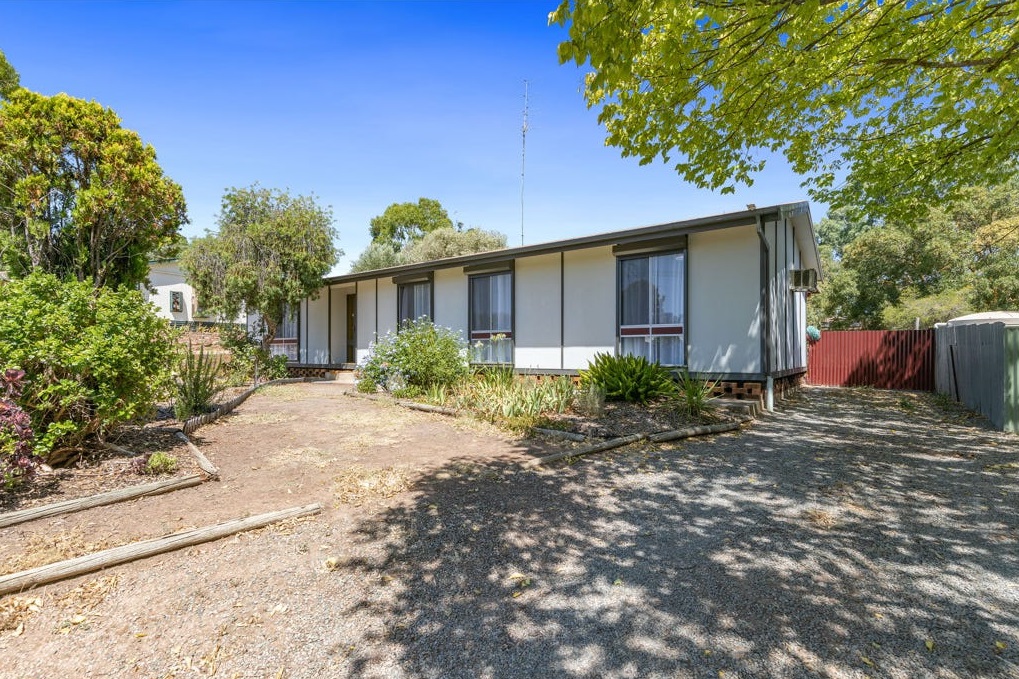 16 Geddes Ave, Clare, SA 5453