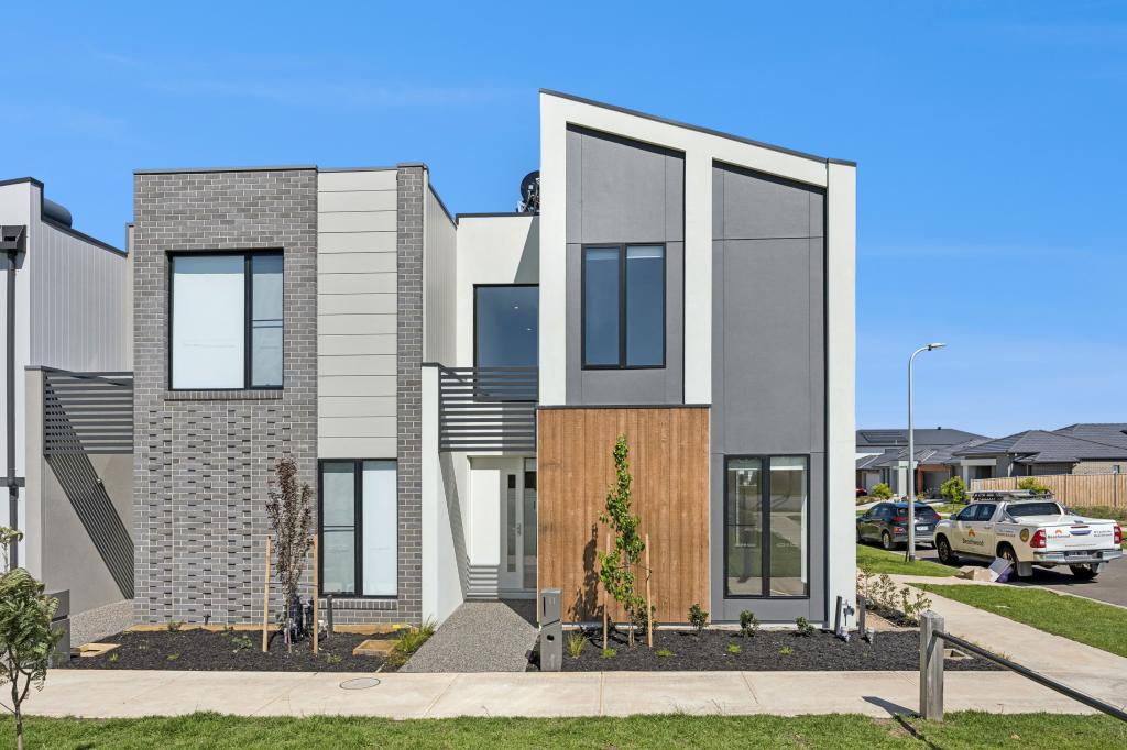 11 Pacha Walk, Clyde North, VIC 3978