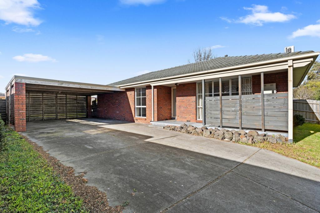 18 Lansell Dr, Cranbourne North, VIC 3977