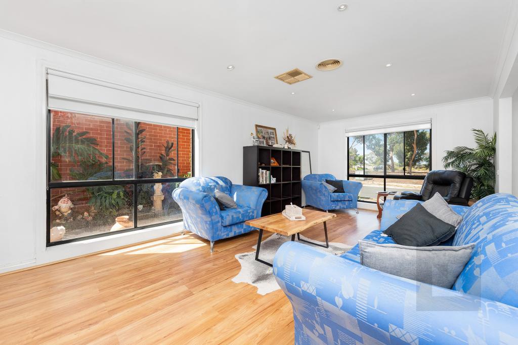 17 PROSPECTOR DR, CAIRNLEA, VIC 3023