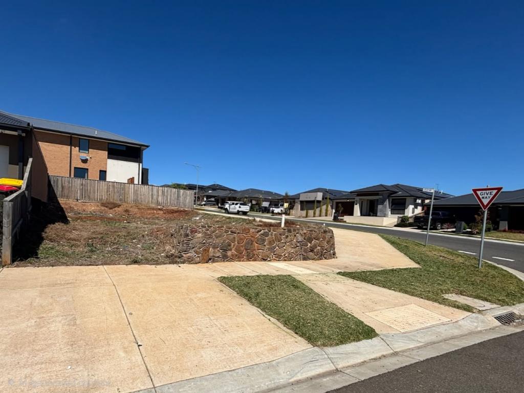 2 GIBSON WAY, MADDINGLEY, VIC 3340