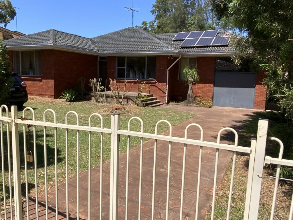 13 Hosking Cres, Glenfield, NSW 2167