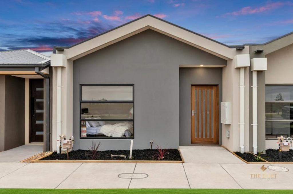 121 BINGHAM CCT, THORNHILL PARK, VIC 3335