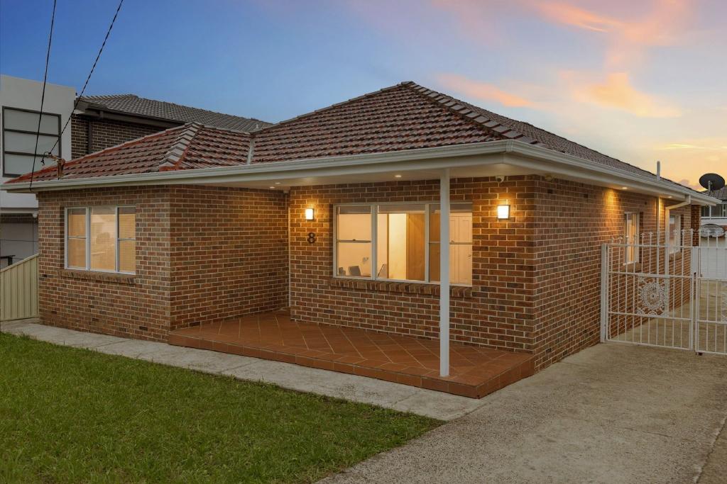 8 Meadowland Rd, Peakhurst, NSW 2210