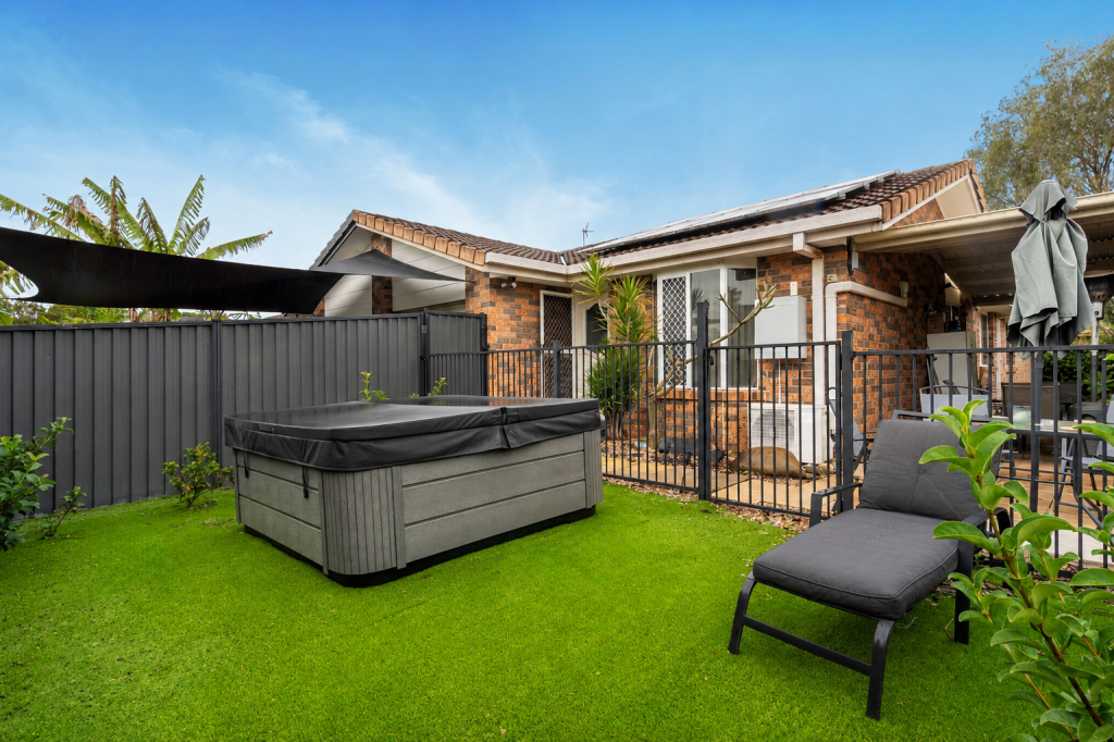 2/35 Kenny Dr, Labrador, QLD 4215