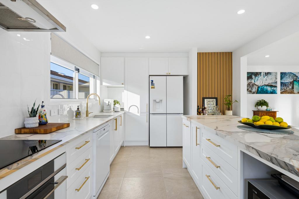 110 Sunshine Bvd, Mermaid Waters, QLD 4218