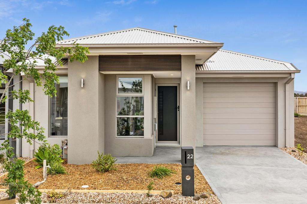 24 PENSTONE CRES, LARA, VIC 3212