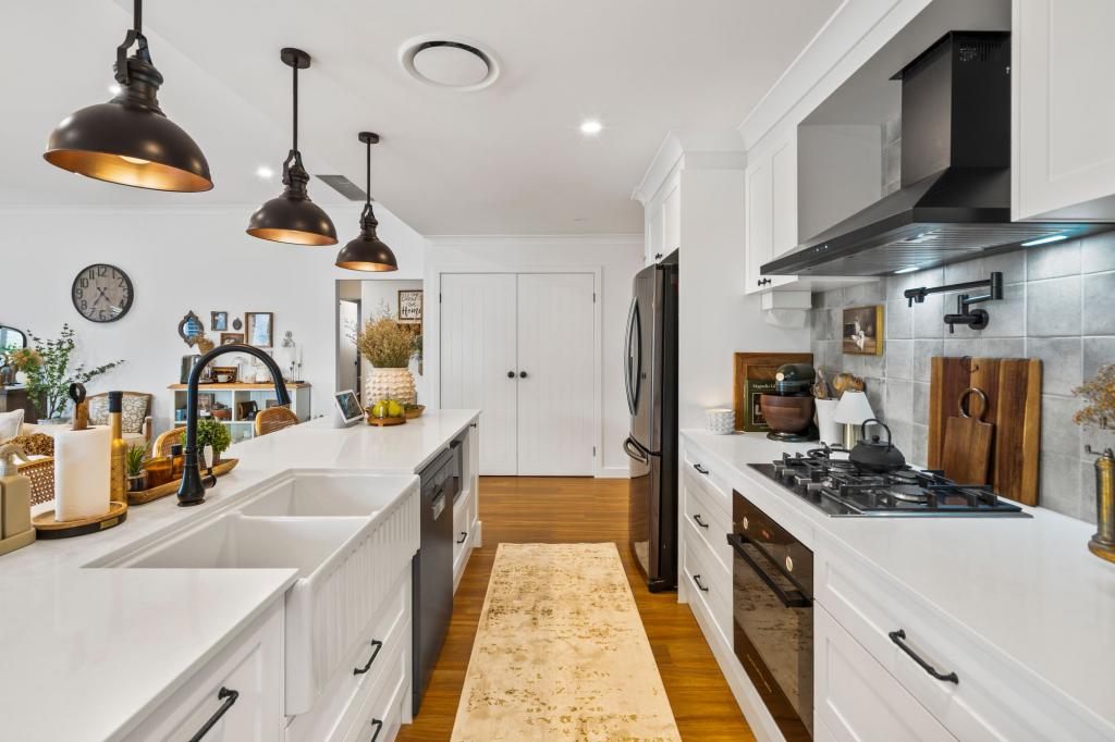 4 Riverbank Ct, Ashmore, QLD 4214