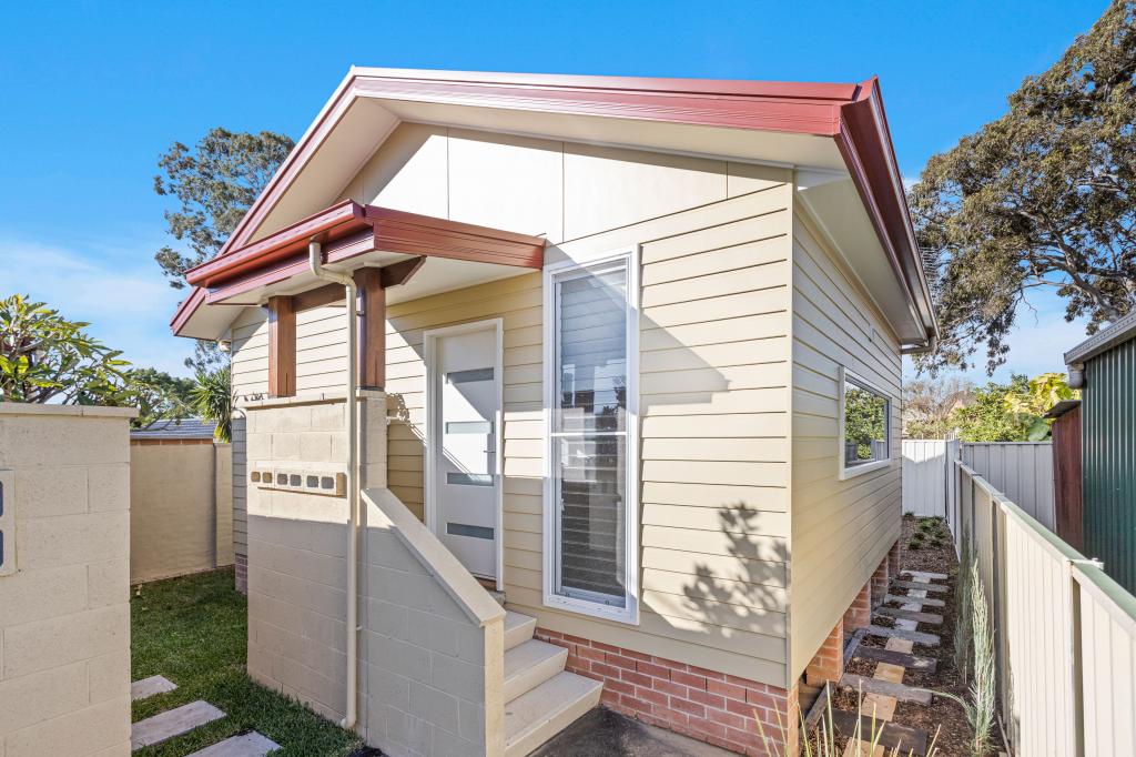 33 LEAMINGTON RD, OAK FLATS, NSW 2529