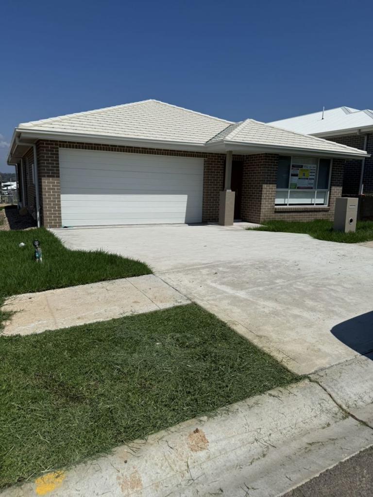 11 Dulcify St, Menangle Park, NSW 2563