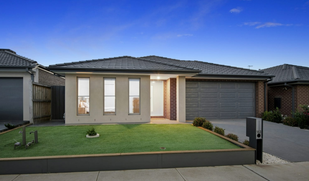 163 Thoroughbred Dr, Clyde North, VIC 3978