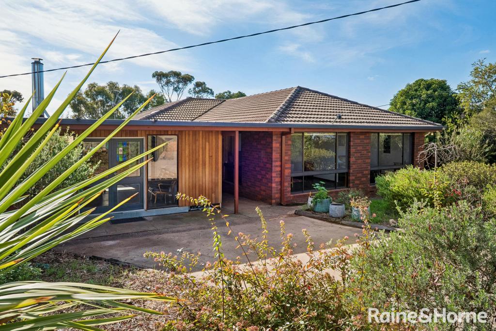 17 COULTHARD ST, CASTLEMAINE, VIC 3450