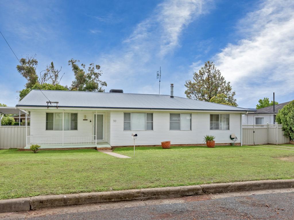 30 HOLLAND ST, SOUTH TAMWORTH, NSW 2340