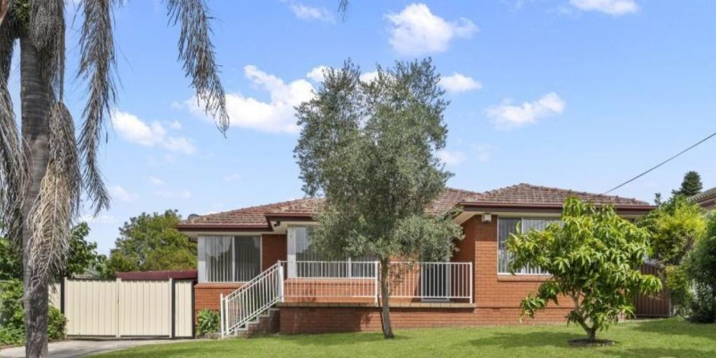 4 Barwon Pl, Campbelltown, NSW 2560