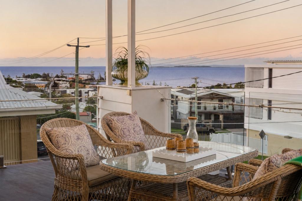 27 Arnold St, Manly, QLD 4179