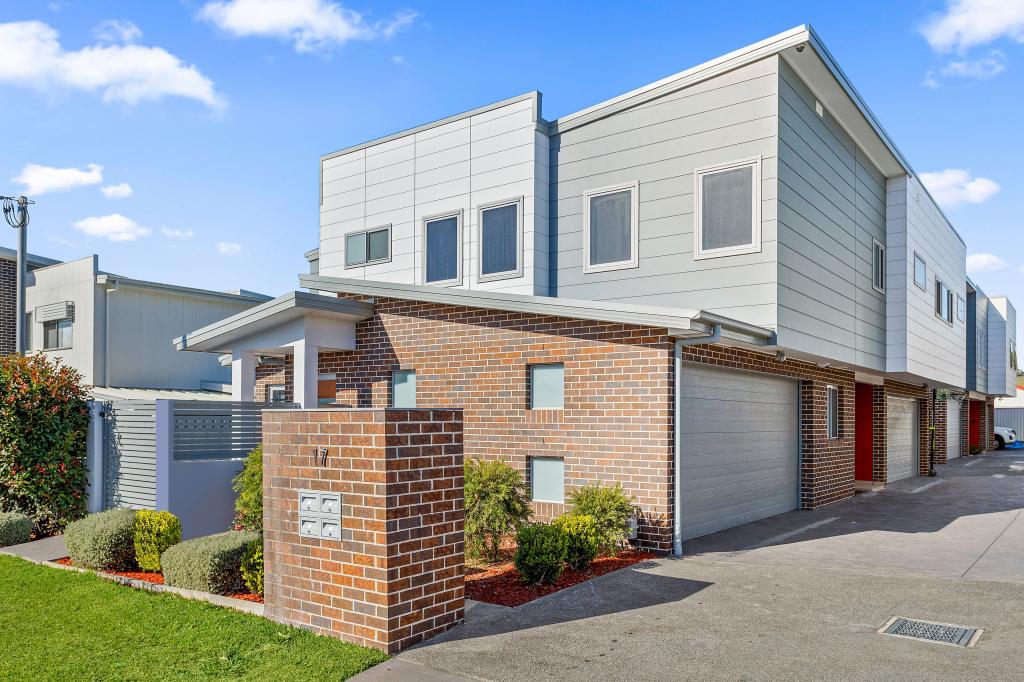 1/17 FISHER ST, OAK FLATS, NSW 2529