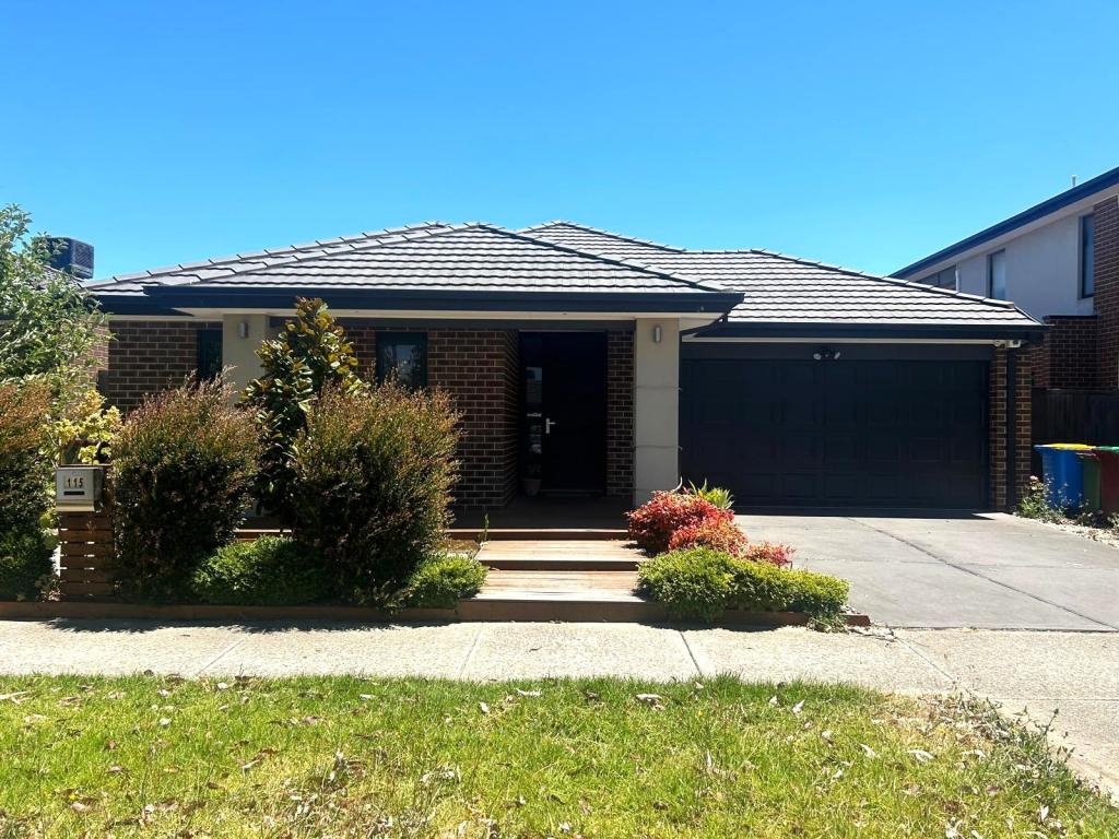 115 Wheelers Park Dr, Cranbourne North, VIC 3977