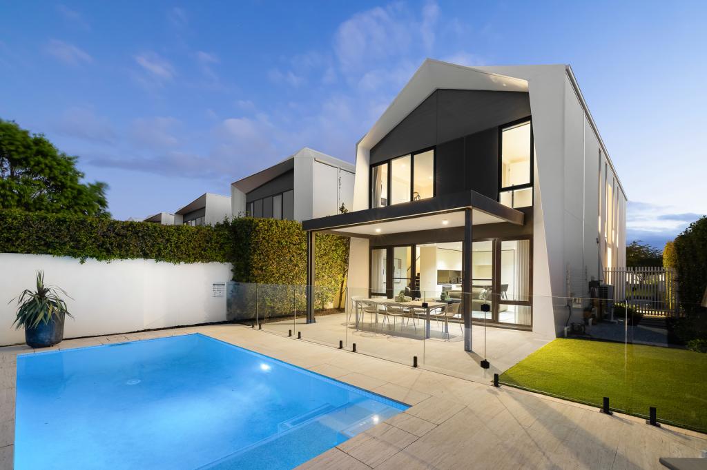 18 Concourse Dr, Mermaid Waters, QLD 4218