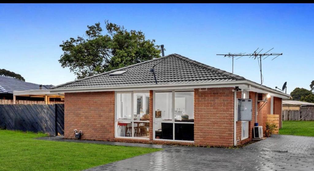 98 RACECOURSE RD, PAKENHAM, VIC 3810