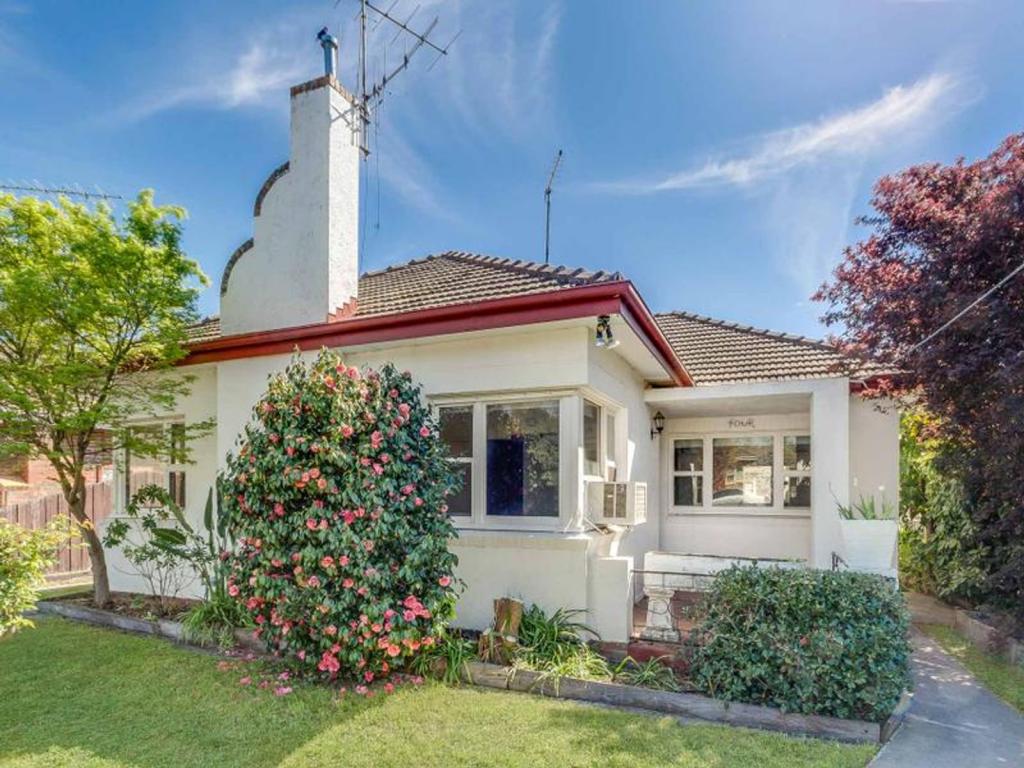 4 Wallace Ave, Flora Hill, VIC 3550