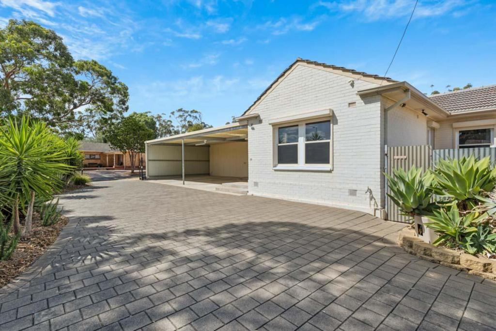 18 Chaddenwick Rd, Elizabeth Vale, SA 5112