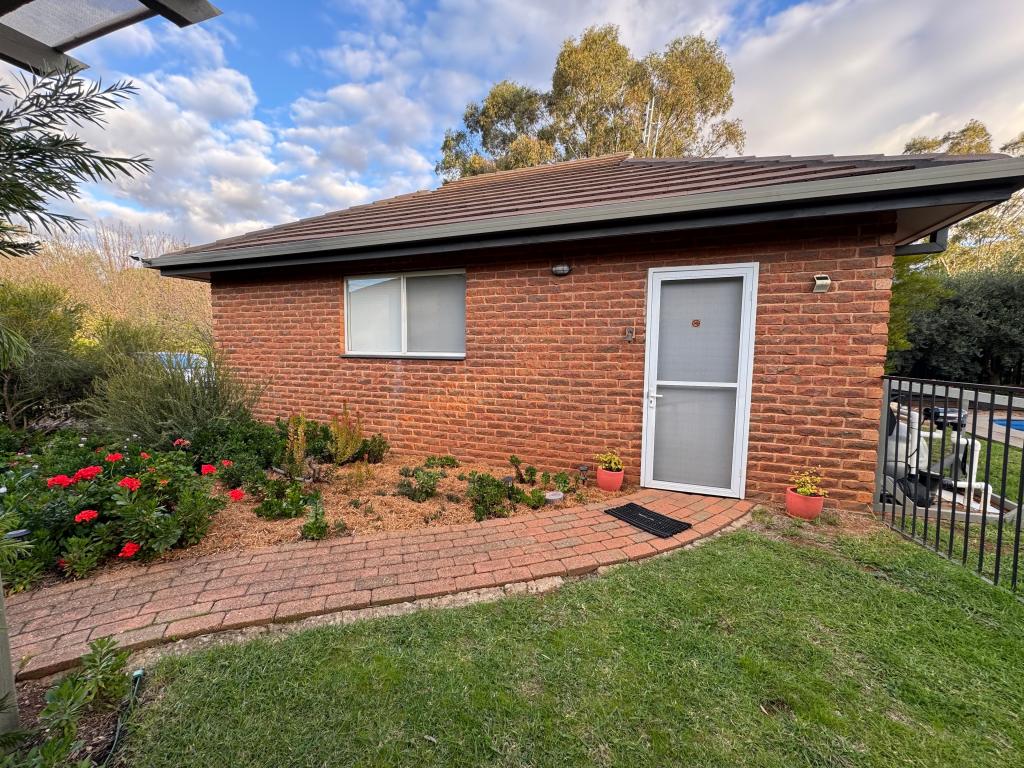 2 DE SALIS DRIVE - "GREEN FINCH COTTAGE", JUNEE, NSW 2663