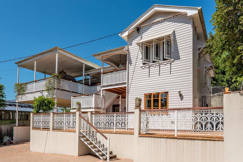 12 Hebe St, Bardon, QLD 4065
