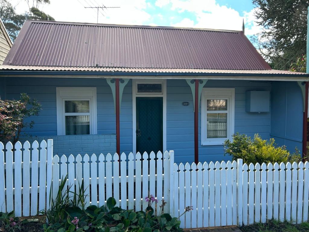 98 Govetts Leap Rd, Blackheath, NSW 2785