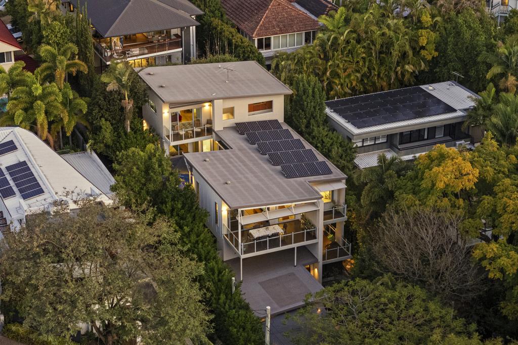 18 Mervyn Gr, St Lucia, QLD 4067