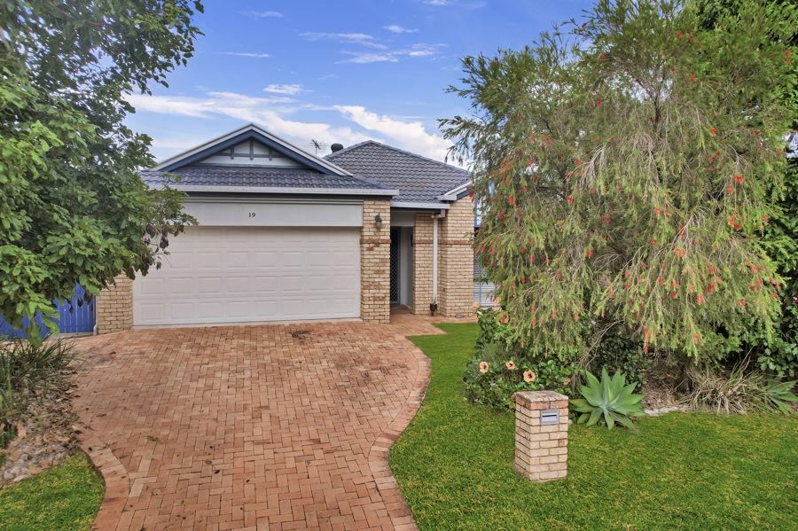 19 Elmhurst Cres, Flinders View, QLD 4305