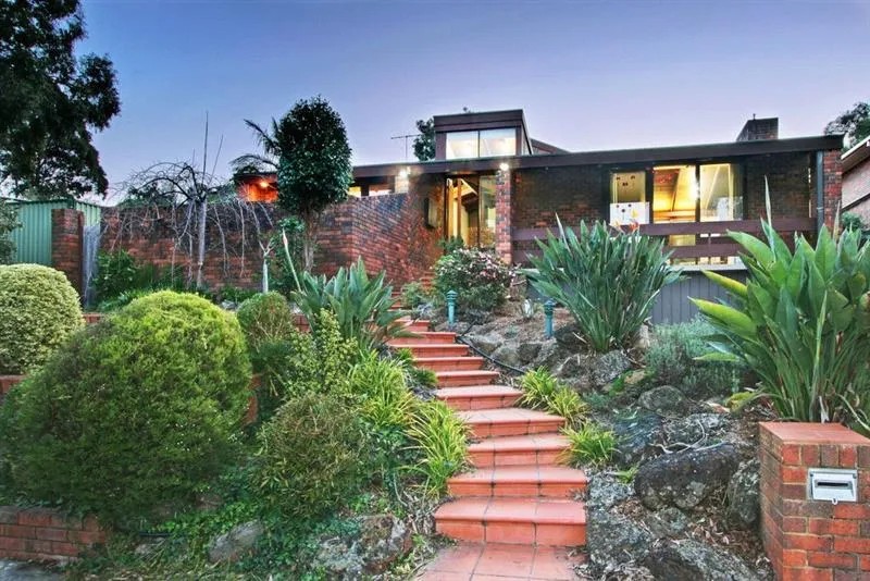 17 BELINDA CRES, WHEELERS HILL, VIC 3150