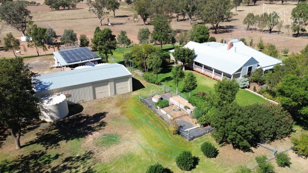 The Old School House/75 Denham Street, Leadville Via, Dunedoo, NSW 2844