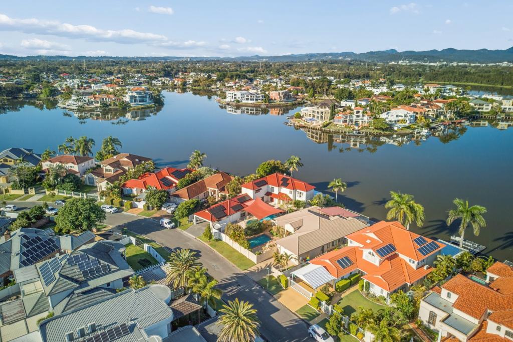 32 MONTEVIDEO DR, CLEAR ISLAND WATERS, QLD 4226