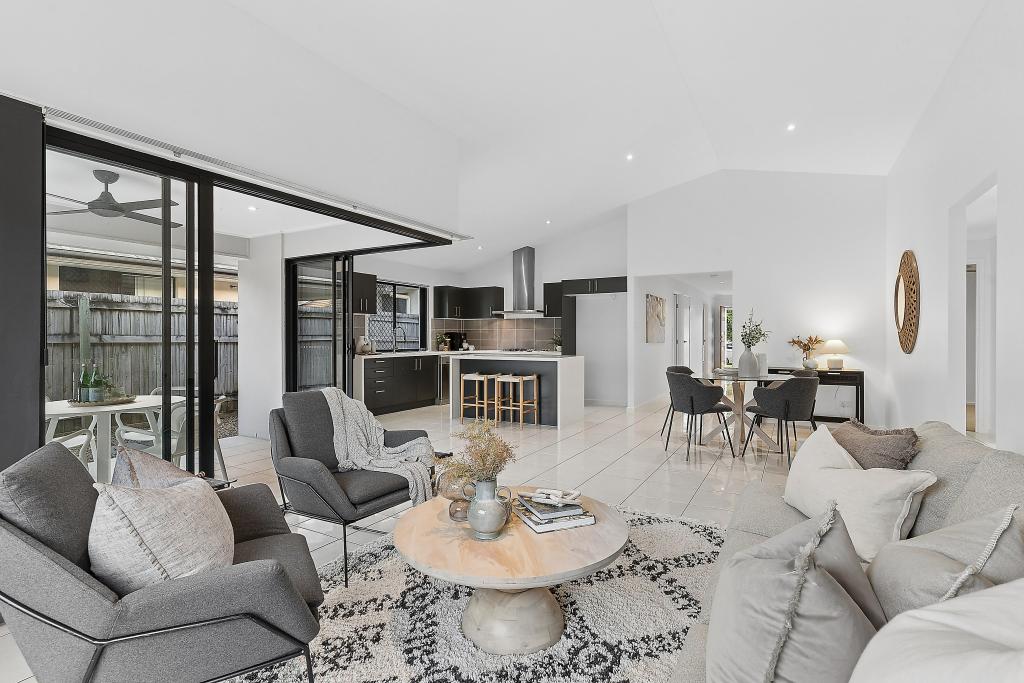 15 Lyrebird Cres, Upper Kedron, QLD 4055