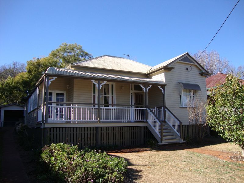 10 Godfrey St, East Toowoomba, QLD 4350