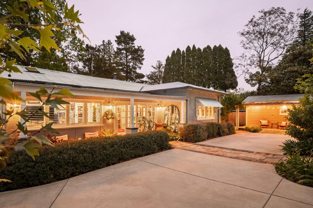 154 Blaxland Rd, Wentworth Falls, NSW 2782